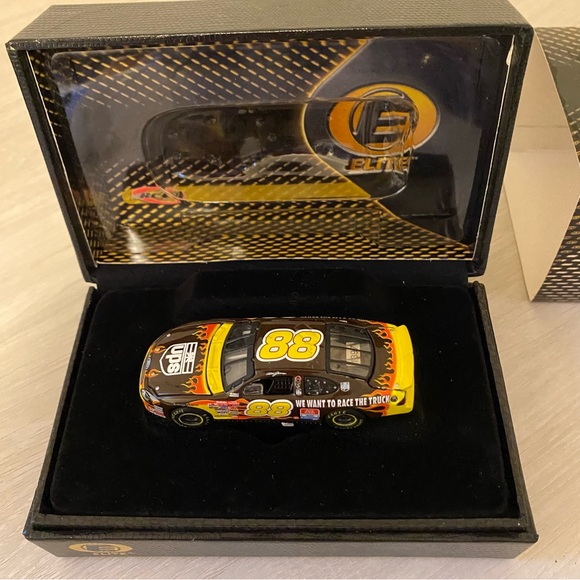 2001 Action RCCA ELITE Dale Jarrett #88 UPS Ford Taurus 1397 of 1800 MINT 1/64 - Picture 7 of 9